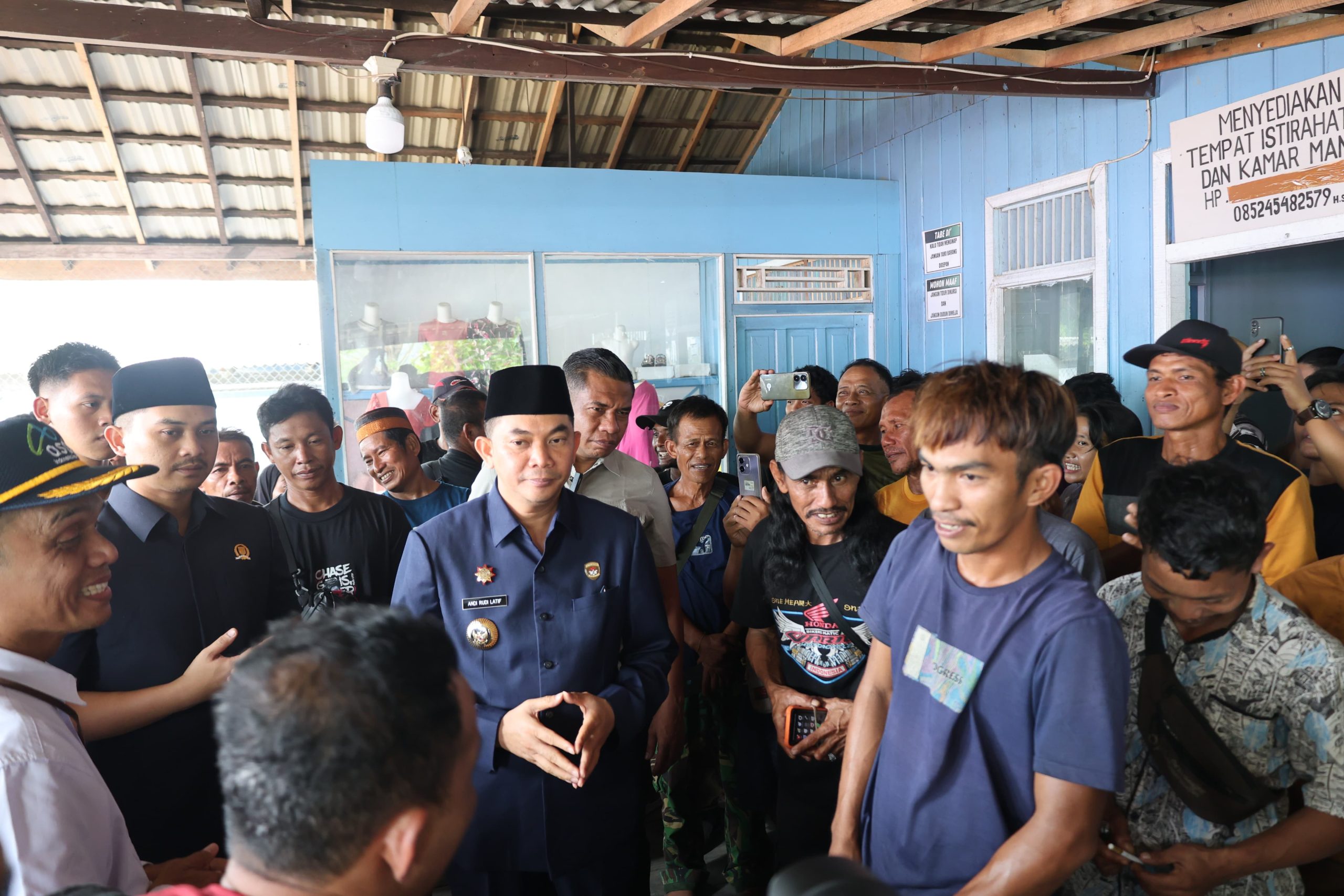Bupati Andi Rudi Latif Siapkan Dapur Umum BerAKSI  untuk Berbuka dan Sahur bagi 269 Penumpang Tertunda