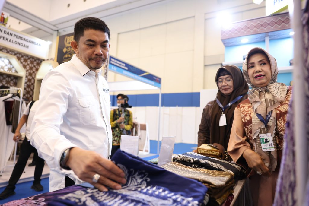 Bupati Tanah Bumbu Andi Rudi Latif meninjau stan Tanah Bumbu di Trade Expo Indonesia 2026 di ICE BSD Tangerang.